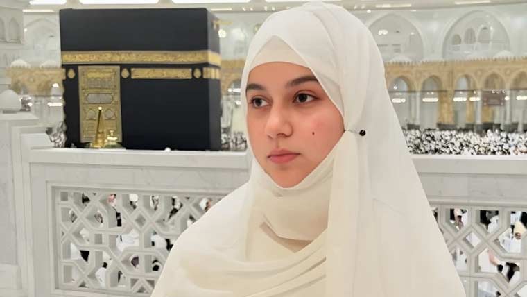 سامعہ حجاب نے عمرہ کی سعادت حاصل کرلی، تصاویر سوشل میڈیا پر وائرل