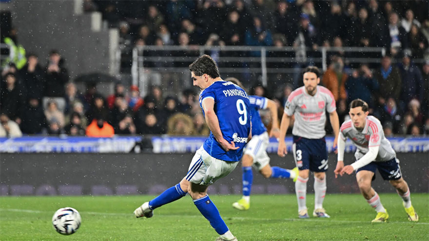 Strasbourg snap Lyon winning run in Ligue 1