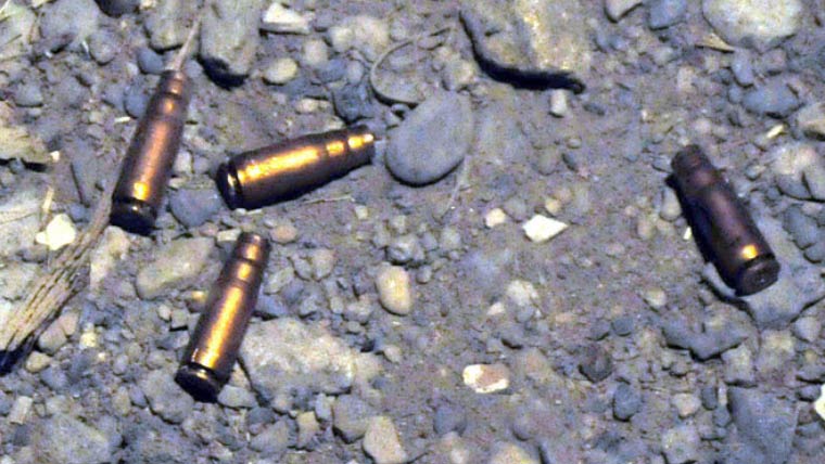 قمبر میں مبینہ پولیس مقابلہ، ایک ڈاکو زخمی حالت میں گرفتار، اسلحہ برآمد