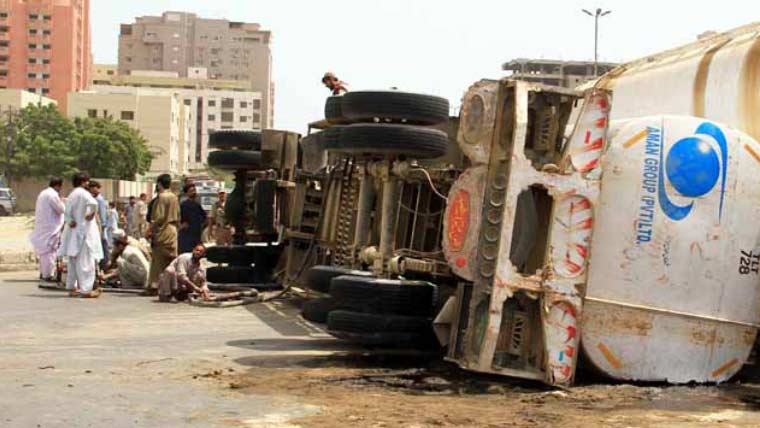 حیدر آباد: موٹر وے ایم نائن پر آئل ٹینکر الٹنے سے ہزاروں لیٹر کروڈ آئل سڑک پر بہہ گیا