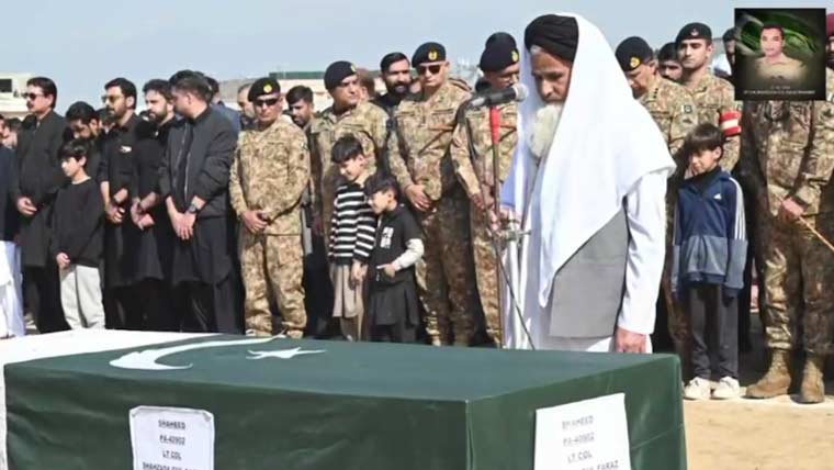 شہید لیفٹیننٹ کرنل شہزادہ گل فراز، سپاہی کرامت شاہ اعزاز کے ساتھ سپرد خاک