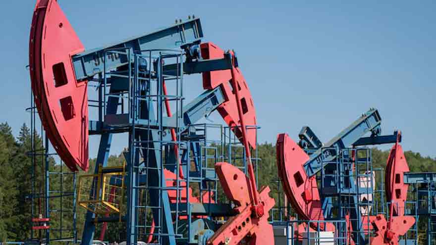 Oil hovers below seven-month high as traders eye USIran talks, trade policy