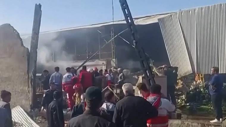 ایرانی فوج کا ہیلی کاپٹر پھل منڈی میں گرکر تباہ، 4 افراد جاں بحق