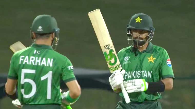 ٹی 20 ورلڈ کپ: پاکستان کی انگلینڈ کیخلاف بیٹنگ جاری، 122 رنز پر چار کھلاڑی آؤٹ