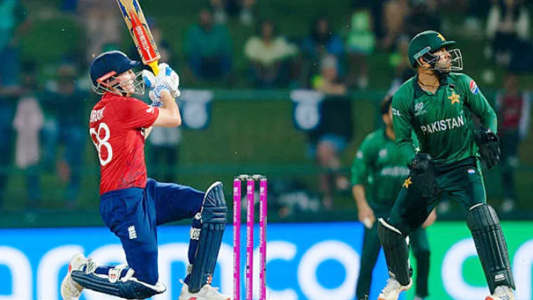 قومی ٹیم کی ناقص کارکردگی پر سابق کرکٹرز برس پڑے