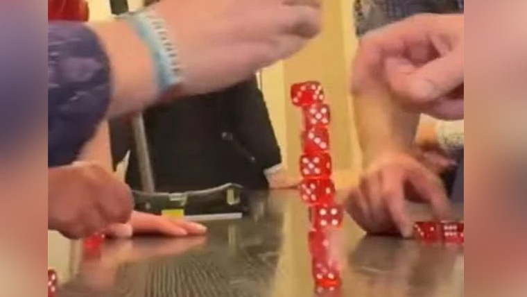 سالگرہ پر نیا کارنامہ: ڈیوڈ رش نے کم وقت میں پانسوں سے مینار بنا لیا