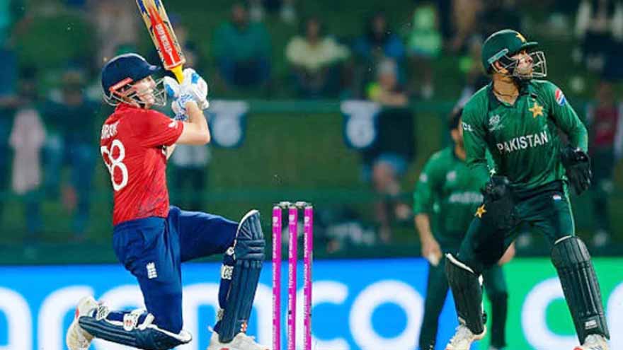 Former cricketers slam strategy as Pakistan stumble against England