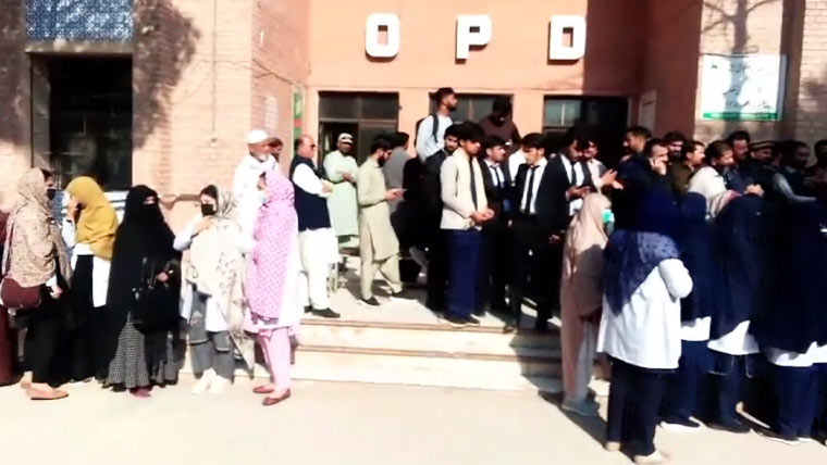 کوہاٹ: لیڈی ڈاکٹر کے قتل کیخلاف آج چوتھے روز بھی ڈاکٹرز کی ہڑتال جاری