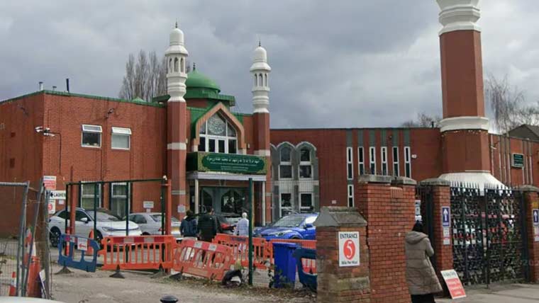 برطانیہ: مسجد میں نماز تراویح کے دوران کلہاڑی لیے داخل ہونے والا شخص گرفتار