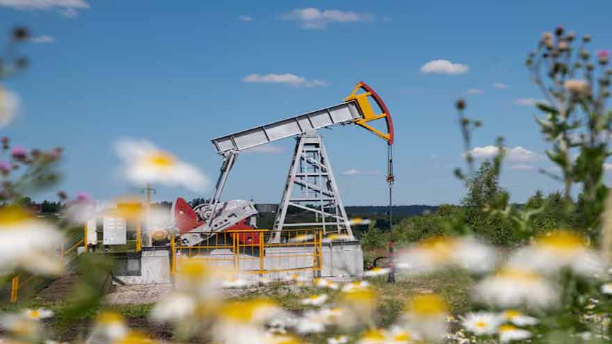 Oil climbs as US-Iran tensions keep supply risks in focus