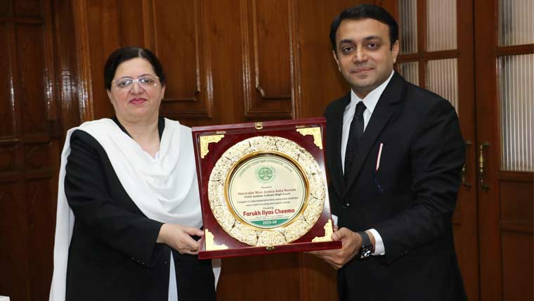 لاہور ہائیکورٹ بار کا چیف جسٹس عالیہ نیلم کی خدمات کا اعتراف، یادگاری شیلڈ پیش