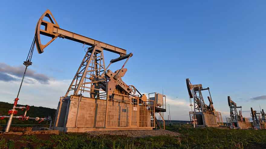 Oil prices edge lower after US, Iran extend talks