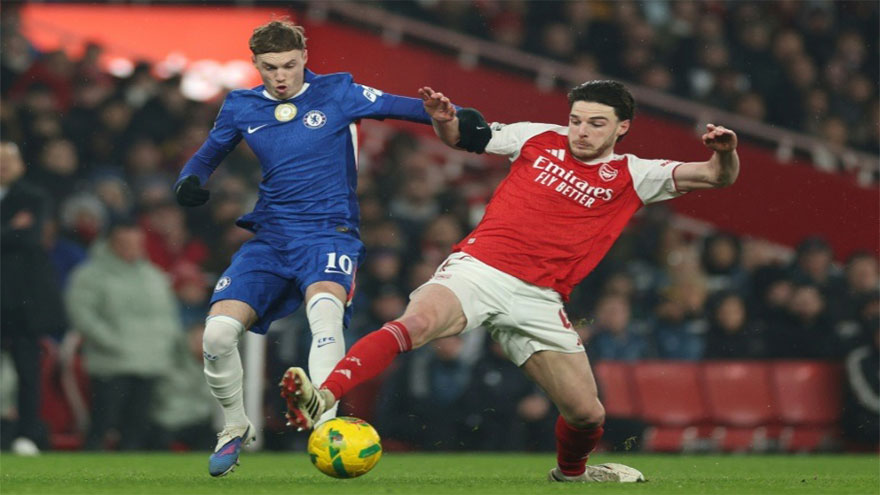 Arsenal face Chelsea title test, troubled Spurs in spotlight