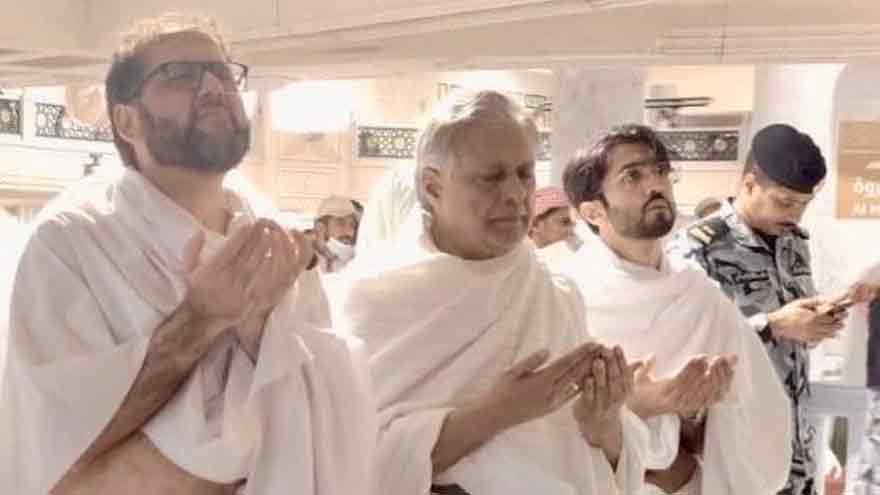 In Makkah, DPM Dar prays for strength of Pakistan armed forces