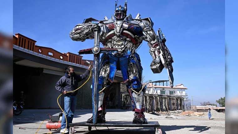 پاکستانی فنکار نے کباڑ کو خوبصورت مجسموں میں تبدیل کر دیا