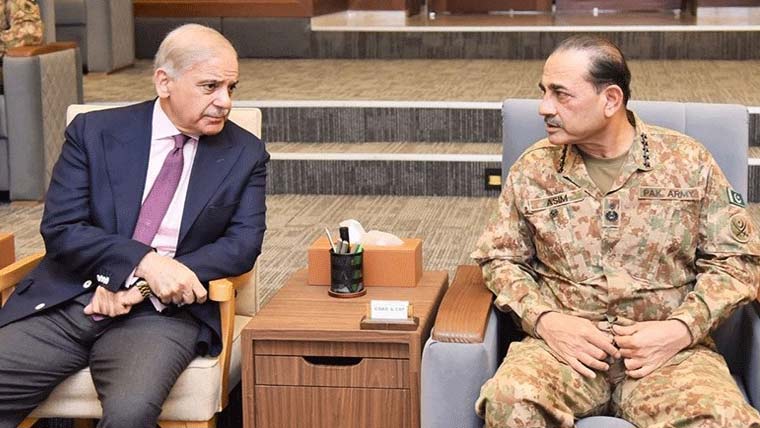 وزیرِ اعظم جی ایچ کیو کا دورہ، پاک افغان کشیدگی کی موجودہ صورتِ حال پر بریفنگ