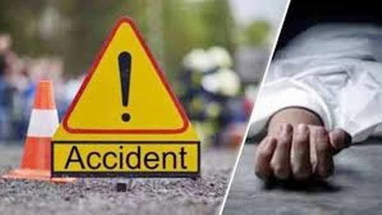 پاکپتن: کار سڑک کنارے کھڑی ٹریکٹر ٹرالی سے ٹکرا گئی، ایک شخص جاں بحق، 3 زخمی