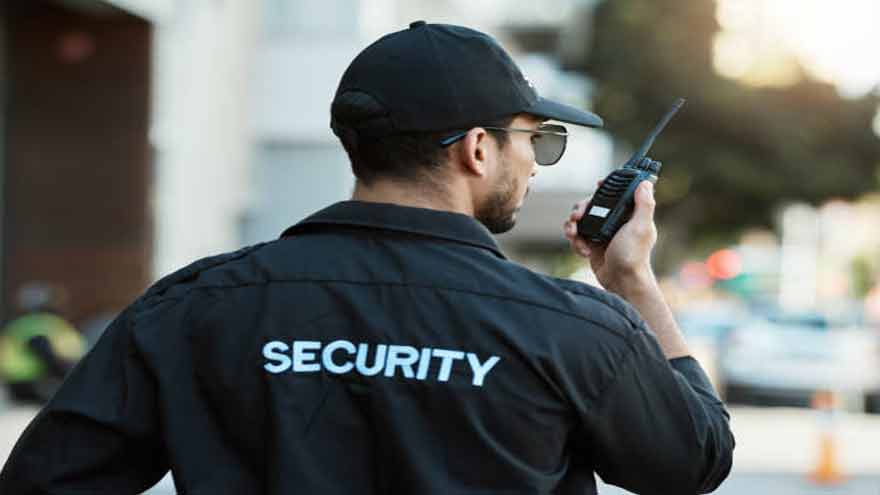 Security guard foils robbery attempt in DHA Karachi