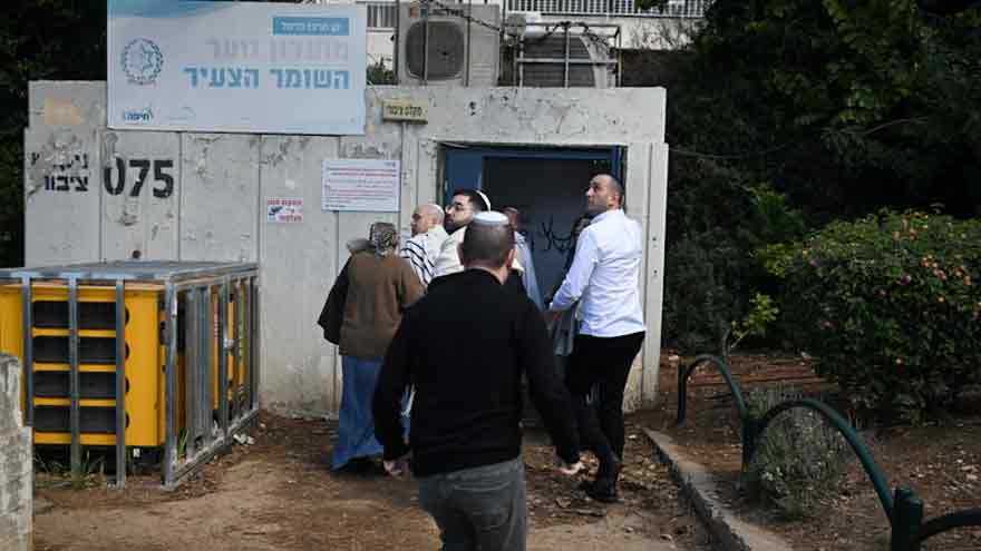 Iran fires waves of missiles to target US bases, Israel in retaliation 