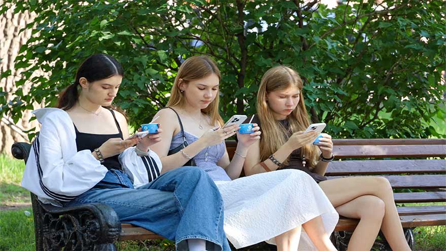 Giving child phone before age of 13 could be dangerous: researchers