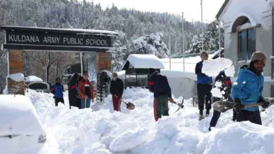 Snowfall in Murree intensifies cold across northern Pakistan