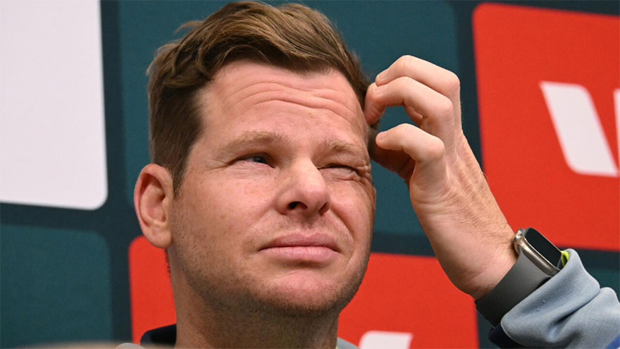 Smith bats away retirement talk as he keeps England guessing