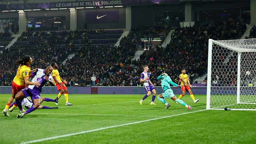 Lens move four points clear of PSG at top of Ligue 1