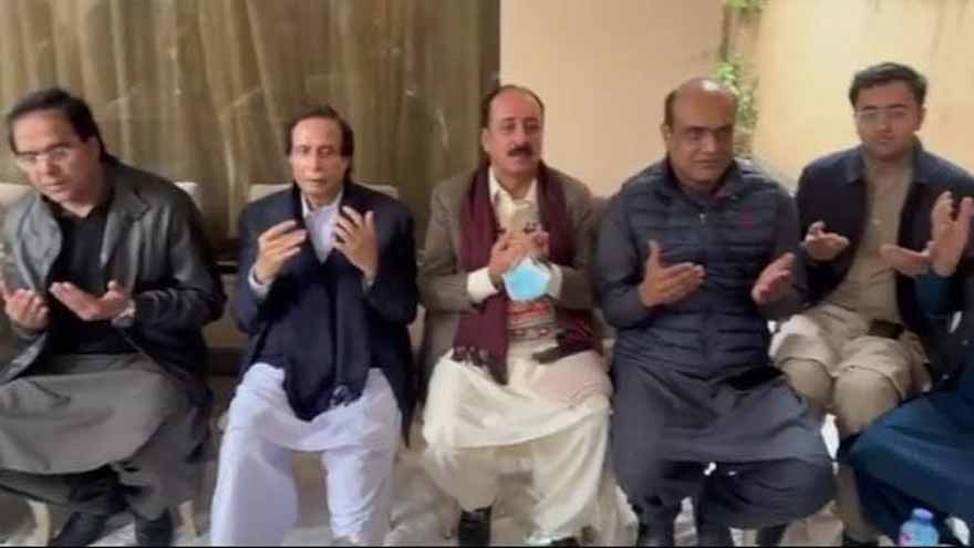 Parvez Elahi visits Amir Saeed Rawn's residence to offer condolence over father's demise