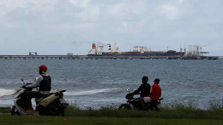 Oil slips as global supplies counter upheaval in Venezuela