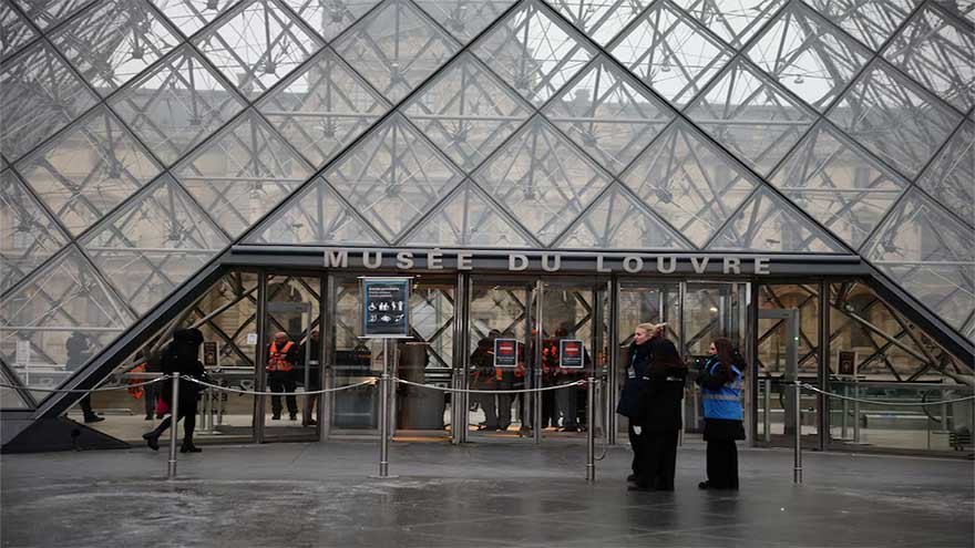 Louvre opening delayed as staff meets to decide whether to resume strike