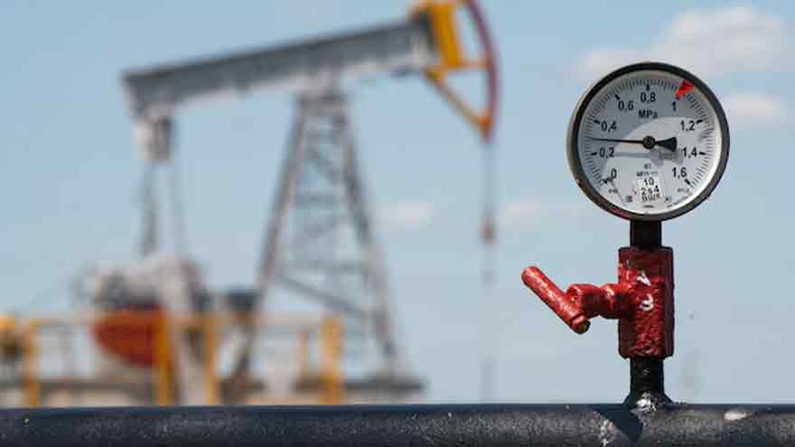 Oil dips on ample supply outlook, market weighs Venezuelan output