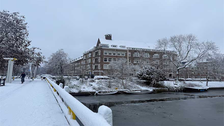 Snow cripples air, train and road traffic in Amsterdam and Paris