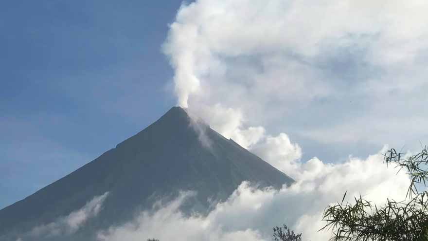 Philippines raises alert level at restive Mayon volcano