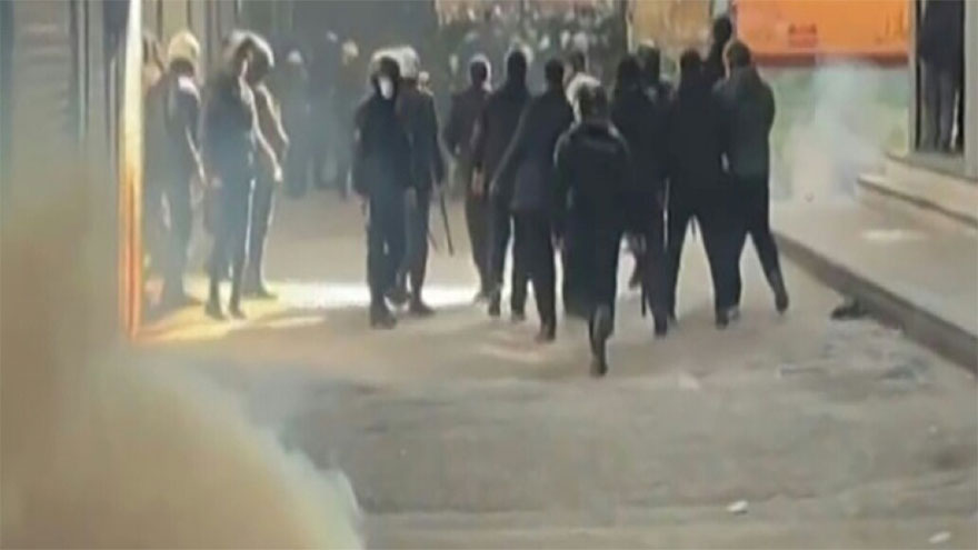 Iran security forces use tear gas in Tehran bazaar as toll rises