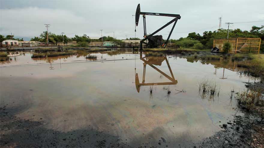 Oil falls after Trump says Venezuela will send supply to US