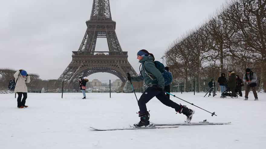 Snow clogs transport in Europe as Parisians turn to skis