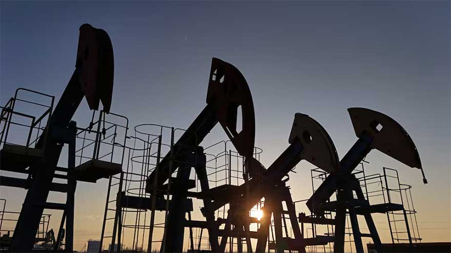 Oil prices rise after US inventory draw, Venezuela in focus