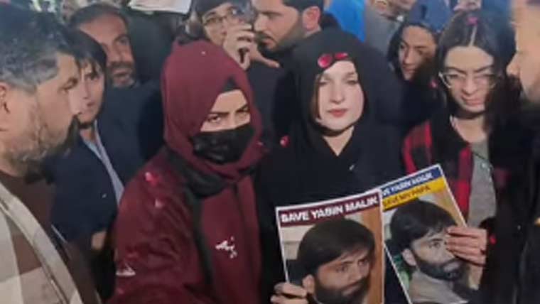 یاسین ملک کی آزادی بارے عوامی رابطہ مہم، مشعال ملک کا بیٹی کے ساتھ راجہ بازار کا دورہ