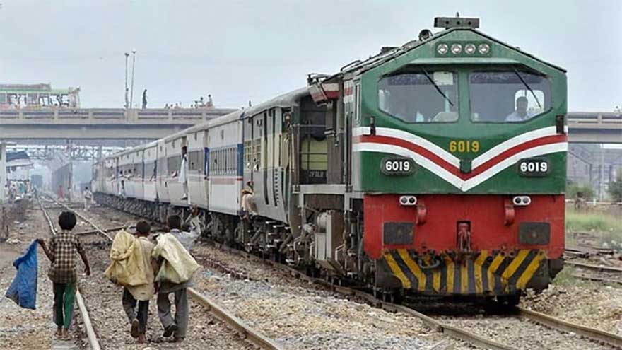 Sindh, federal govt agree to roll out key railway initiatives