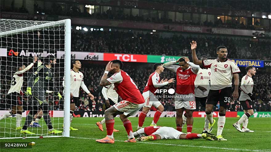 Arsenal miss chance to stretch lead in Liverpool stalemate