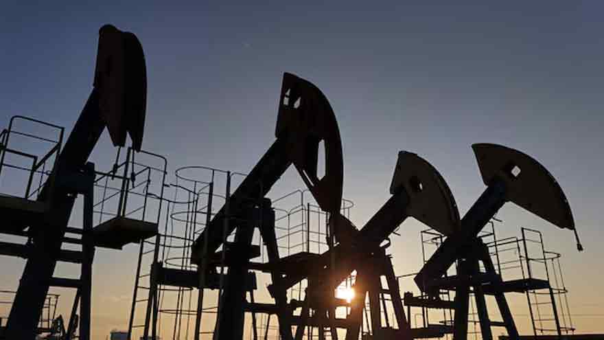 Oil prices gain on concerns about supply disruptions in Venezuela, Iran