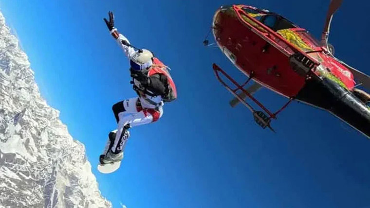 خاتون نے 20 ہزار فٹ ہیلی کاپٹر سے جمپ لگا کر نیا عالمی ریکارڈ قائم کر دیا