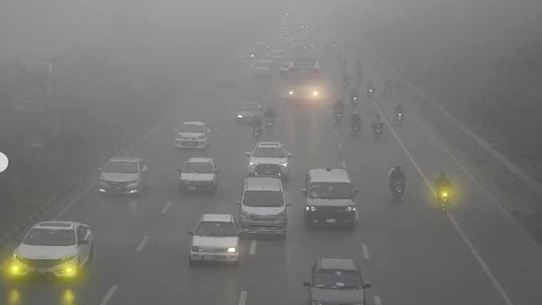  پنجاب: شدید دھند سے شاہرائیں چھپ گئیں، موٹرویز بند