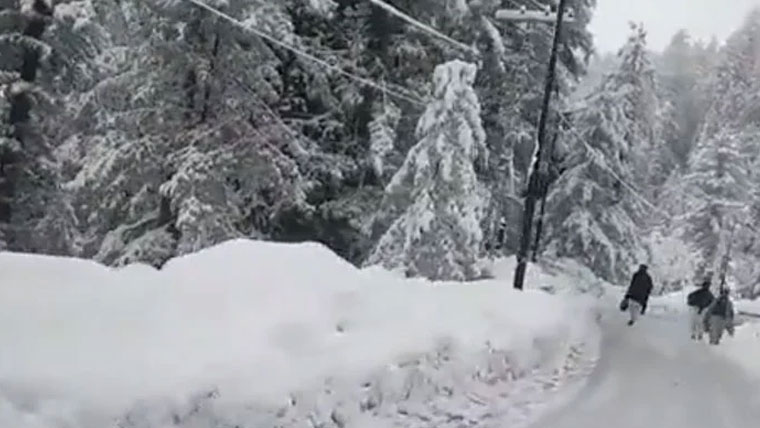 ملک کے بیشتر علاقوں میں سرد اور خشک موسم، یخ بستہ ہواؤں کا راج