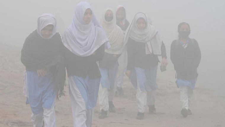 ہائے سردی: پنجاب میں سکولوں کی چھٹیاں بڑھانے پر غور