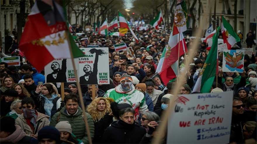 Demonstrators in London, Paris, Istanbul back Iran protests