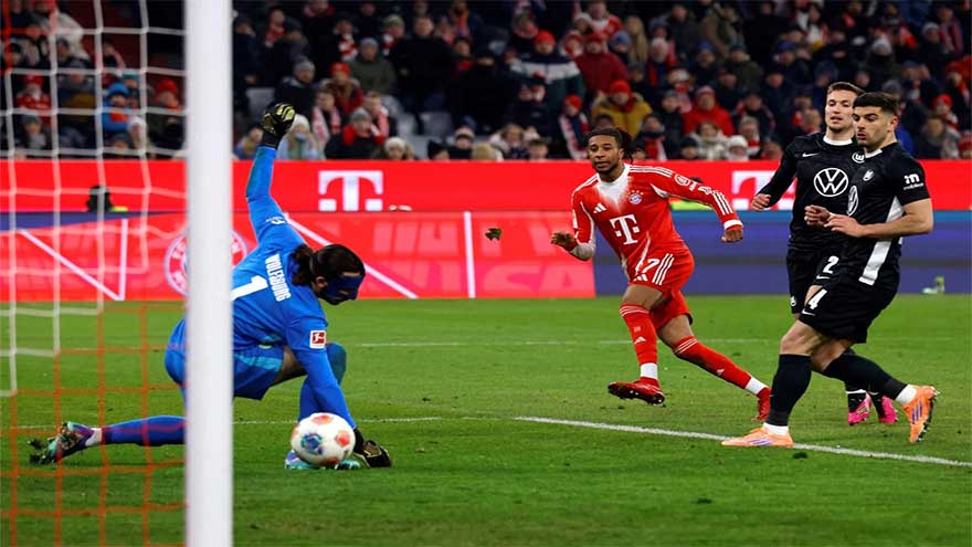 Olise sparkles as Bayern fire eight past Wolfsburg