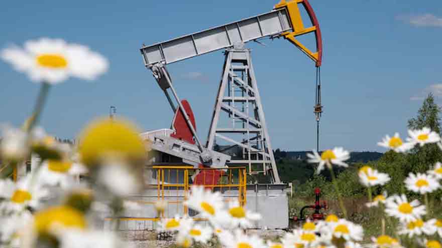 Oil steady, investors weigh Venezuela export resumption versus potential Iran supply disruption