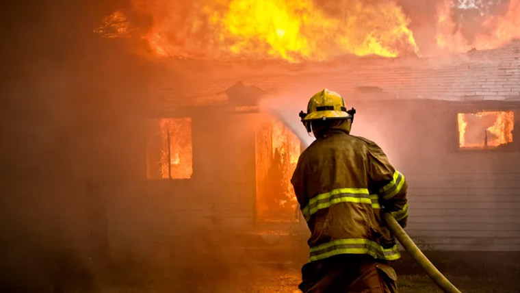 کراچی میں آتشزدگی کے بڑھتے واقعات، فائر بریگیڈ کو عملےکی کمی کا سامنا