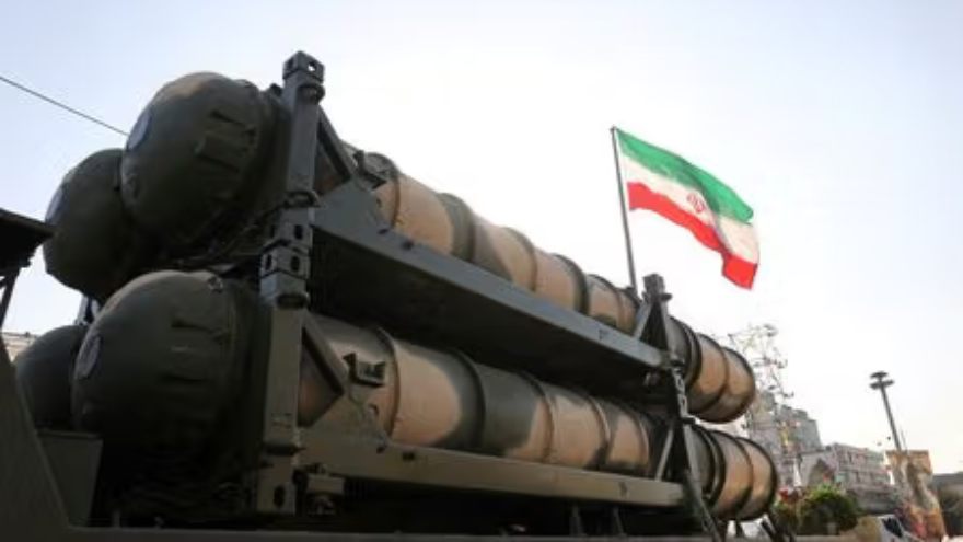 Iran warns neighbours it could hit US bases if Washington strikes